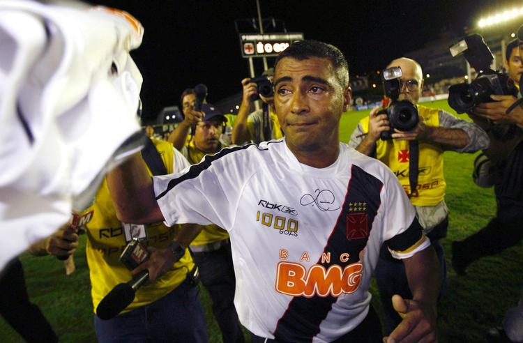 Omringet. Pressen væltede ind på banen, da Romario i 2007 scorede, hvad han påstår var hans mål nummer 1000. 