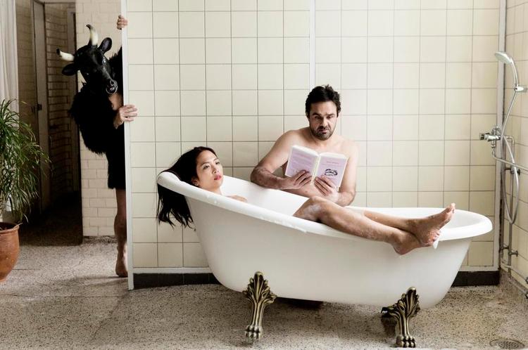 Med på en kigger. Pelle Nordhøj smugkigger, mens Sandra Yi Sencidiver og Hassan Preisler tager et bad i Sjællandsgade Bad. Kurbadet på Nørrebro er et af de steder, som de i februar besøger i forbindelse med forestillingen Forført. 
