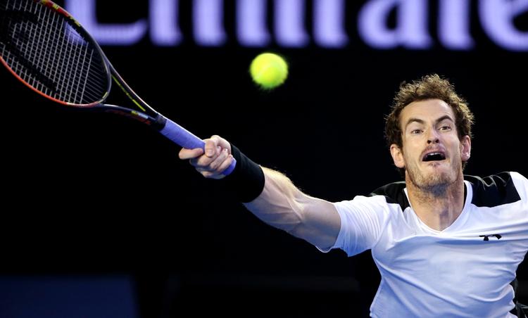 NÅET. Andy Murray blev sendt på utallige løbeture af Milos Raonic, men skotten fik vist, at den fysiske form er i orden. Den får han brug for. 