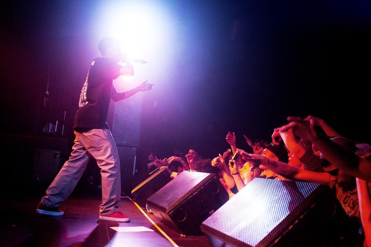 Rave. På lørdag er der Rave i Pumpehuset. Her er ældre foto, hvor rapperen Earl Sweatshirt satte gang i festen på selvsamme spillested. 