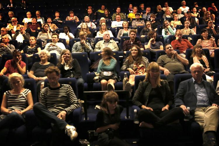 Populært. Konceptet med radiobiografer bliver mere og mere populært. Her ses en fyldt sal i Gloria til Københavns Radiobiograf. 