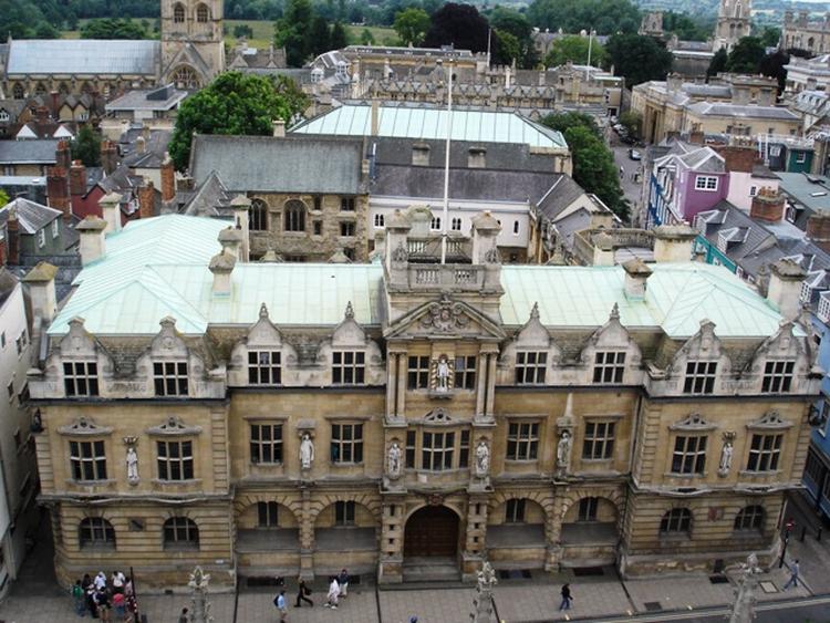 KONFLIKT. Statuen af Cecil Rhodes har den prominente plads lige over indgangen til Oriel College. Og her bliver den stående trods en studenterkampagne for at få fjernet mindesmærket over den gamle tilhænger af hvidt overherredømme i Afrika. 