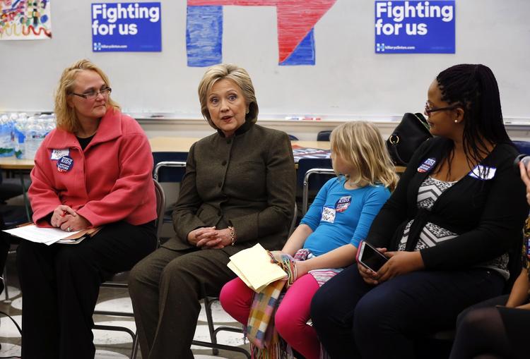 Den nye udvikling i Clintons e-mail-sag er meget dårlig timing kort før valgprocessen skydes i gang i Iowa. 