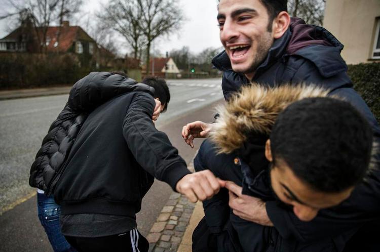 Venner. Ammar Chaikh Bakri (øverst th.), Moaz Biko (mederst th.), Navid Wahab og Hakar Abdel (tv.) bor alle sammen i et rækkehus i flygtninge. 