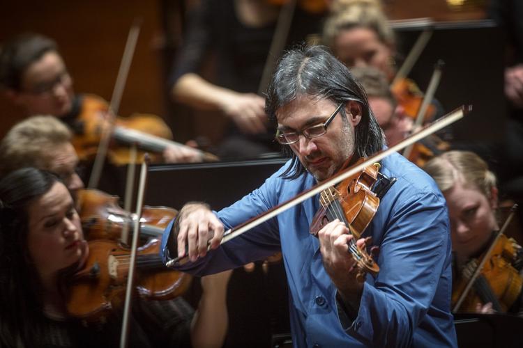Koncentration. For Leonidas Kavakos er musikken ramme alvor. Både når han spiller violin, og når han dirigerer. Fredag gjorde han begge dele i Koncerthuset. 