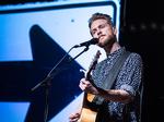 Musikalsk. Huxi Bach er i sit nye onemanshow 'Valg' tydeligt inspireret af ældre visemagere som Niels Hausgaard. 