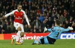 Afbrænder. Theo Walcott (tv) var en af de Arsenal-spillere, der havde svært ved at passere Burnley-målmanden Tom Heaton. 