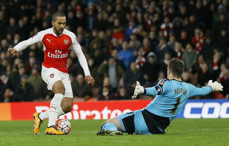 Afbrænder. Theo Walcott (tv) var en af de Arsenal-spillere, der havde svært ved at passere Burnley-målmanden Tom Heaton. 