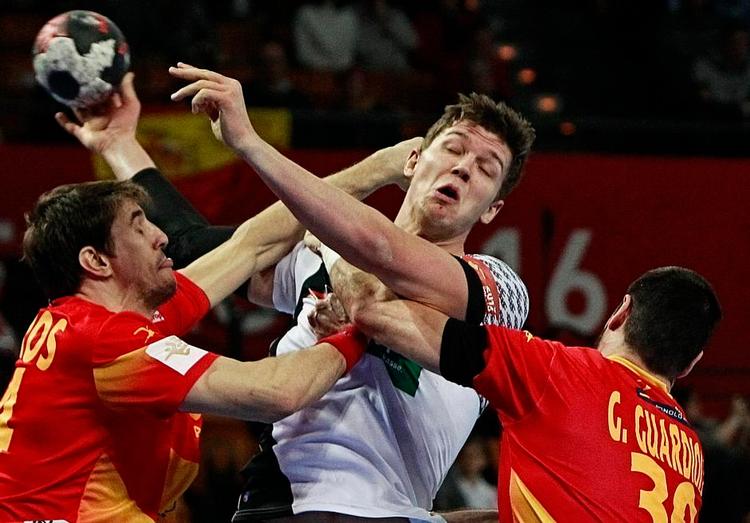 REVANCHEDYST. Dagens finalistermødtes også i de indledende grupper, hvor Spanien besejrede Tyskland 32-29. Hvis spanierne kan gentage kunststykket i dag, kan de endelig kalde sig europamestre.Foto: Czarek Sokolowski/AP 