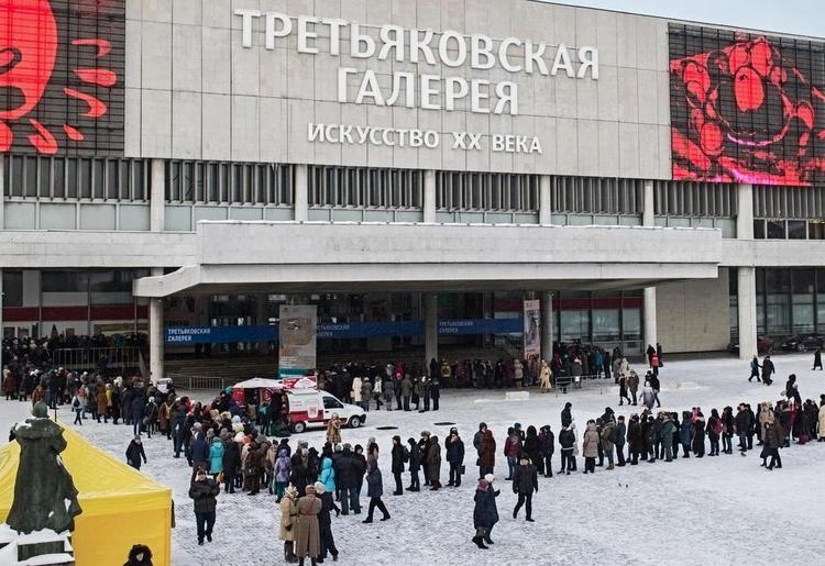 450.000. Op til 4 timer i 15 minusgrader har russerne stået og stampet i sneen foran Tretjakov-galleriet i Moskva for at se billeder af maleren Valentin Serov 