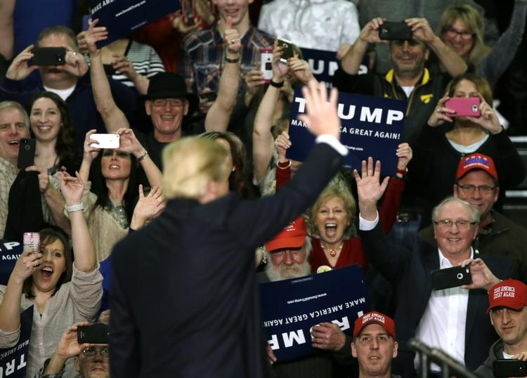 Favorit. Begejstrede folkemængder møder Donald Trump, uanset hvor han tager hen. 