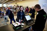 kassekø. Linda Fejsø fra Græsted køber brætspil, en brødkurv, en magnetisk knivholder og en pose med elastikker til børn for i alt 115 kroner. Hun slæber gerne venner og familie med i loppesupermarkedet Kirppu i Hillerød. 