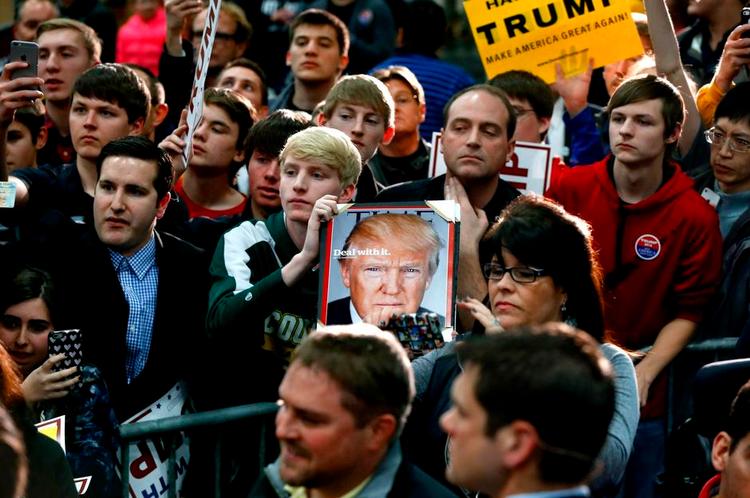 Valgshow. Donald Trumps fans strømmer til hans valgmøder, hvor de møder en kandidat, der freestyler fra scenen som en mellemting mellem en komiker og en politisk kommentator. 