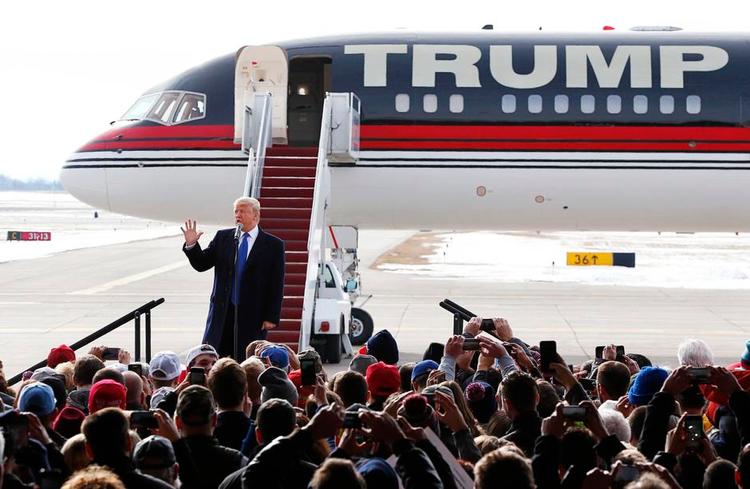 Populær. Donald Trump er mange republikaneres håb om en ny præsident og en ny tid for USA. Her er forretningsmanden og mangemillardæren landet i Dubuque i staten Iowa. Til temasangen fra storfilmen 'Air Force One'. 