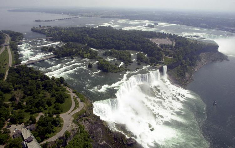 Lukning. Staten New York har planer om at lede vandet væk fra Niagara Falls i 2019, for at renovere to gamle broer. 