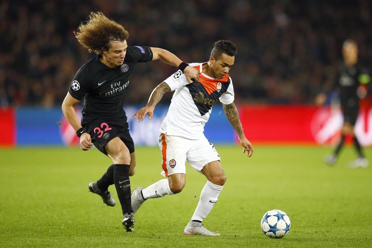 salgbar. Alex Teixeira (th) fra  Shakhtar Donetsk er angiveligt meget tæt på et skifte til Liverpool. Men alt skal falde på plads, inden handelsvinduet lukker ved midnatstid. 