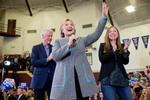 Familiedynasti. I nat dansk tid stillede Clinton-dynastiet op i stærkeste opstilling på Abraham Lincoln skolen i Des Moines, hvor Hillary Clinton havde både Bill og Chelsea Clinton med. Her forsøgte de at sikre de sidste stemmer, før demokraterne i Iowa i dag afgør Hillary Clintons politiske fremtid. 