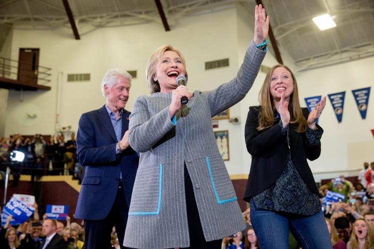 Familiedynasti. I nat dansk tid stillede Clinton-dynastiet op i stærkeste opstilling på Abraham Lincoln skolen i Des Moines, hvor Hillary Clinton havde både Bill og Chelsea Clinton med. Her forsøgte de at sikre de sidste stemmer, før demokraterne i Iowa i dag afgør Hillary Clintons politiske fremtid. 