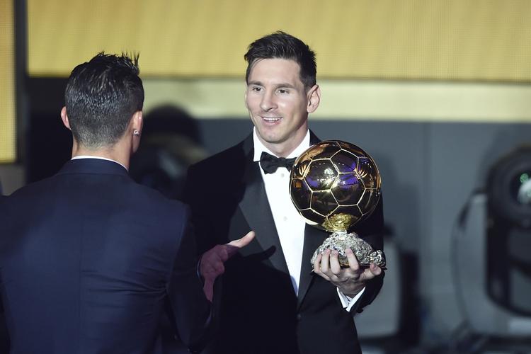 Comeback. Efter to sejre i træk måtte Ronaldo (tv) aflevere trofæet til Messi. 