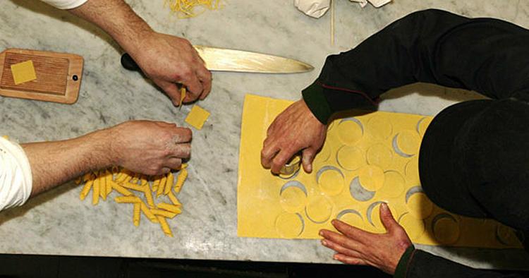 Populær. Restaurant Necci i det fascinerende, men også lidt spooky kvarter Pigneto er velbesøgt af intellektuelle og folk fra den kreative klasse. 