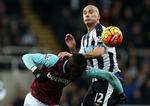 Forstærkning. Jonjo Shelvey (th) er blandt Newcastles nye spillere, der skal holde klubben i Premier League. Den nordengelske klub har investeret stort i nye spillere, og det kan være en god investering - også økonomisk. 