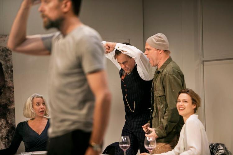 Familiekaos. Vintersolhverv på Det Kongelige Teater er et humoristisk familiedrama om ægteparret Albert og Bettina, som får besøg af Bettinas mor lillejuleaften. Med sig har hun en mørk fremmed, hvis politiske holdninger spreder uro i familien. 
