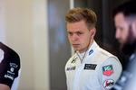 Exit. Kevin Magnussen står til januar uden kontrakt. Han kan dog glæde sig over lidt ros fra en chef, der tidligere har leveret hårde ord om danskeren. 