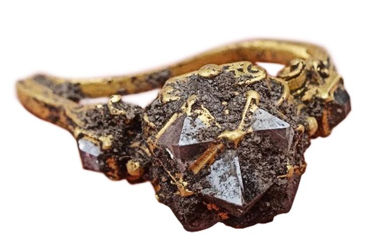 guldskat. 1600-tals diamantringen fra Tåsinge er en af de skatte, der er blevet fundet i løbet af det seneste år. Her er den, som den så ud, da den blev fundet. 