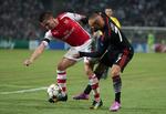 Efterspil. Besiktas' Gokhan Tore og Mathieu Debuchy fra Arsenal kæmper om bolden. Nu bliver et flaskekast på banen genstand for en Ueafa-sag. 