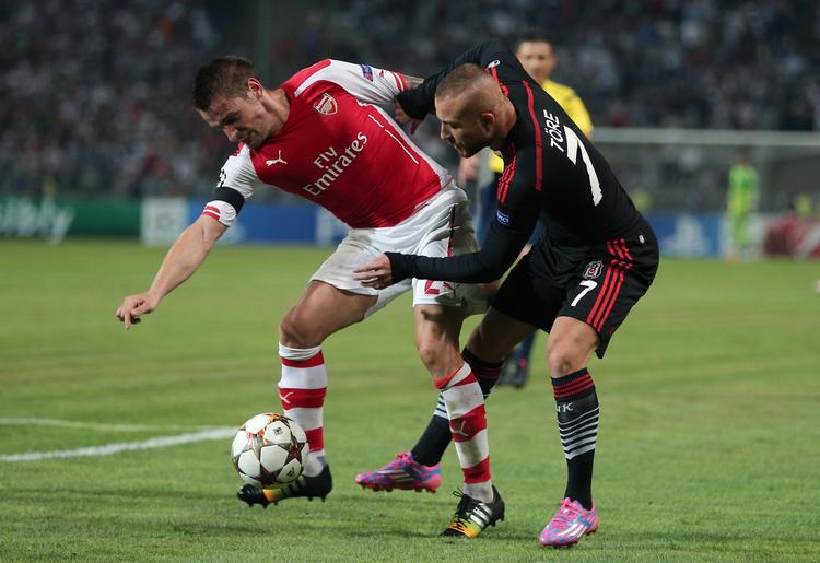 Efterspil. Besiktas' Gokhan Tore og Mathieu Debuchy fra Arsenal kæmper om bolden. Nu bliver et flaskekast på banen genstand for en Ueafa-sag. 