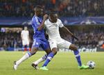dyrest. Transfervinduets to dyreste spillere i et sjældent møde på banen. Ramires (tv) fra Chelsea blev den dyreste handel med skiftet til Jiangsu Suning, mens Portos Giannelli Imbula (th) satte rekord i Stoke og blev dagens dyreste handel. 