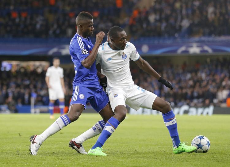 dyrest. Transfervinduets to dyreste spillere i et sjældent møde på banen. Ramires (tv) fra Chelsea blev den dyreste handel med skiftet til Jiangsu Suning, mens Portos Giannelli Imbula (th) satte rekord i Stoke og blev dagens dyreste handel. 