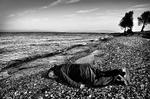 Flygtningekrise. Ai Weiwei lader sig fotografere som den lille flygtningedreng, der er skyllet op på stranden. 