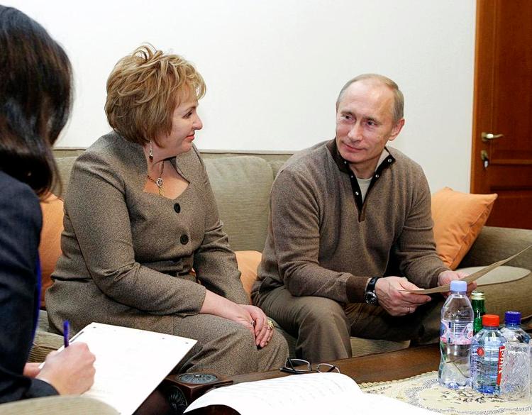 ÆGTEPAR. Ljudmila og Vladimir Putin hjemme i residensen i Moskva under folketællingen i oktober 2010. Allerede dengang var der rygter om, at de slet ikke boede sammen. 