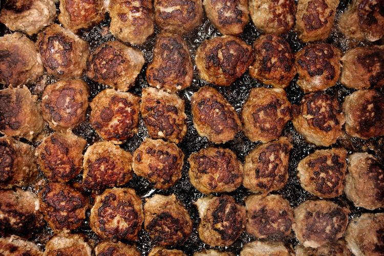 Favorit. Frikadeller ligger blandt danskernes ti mest spiste middagsretter. Den er på ingen måde overhalet af mellemøstlig mad, men af pizza. 