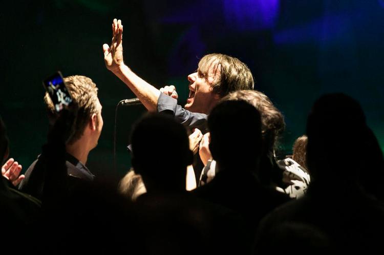 Nostalgi. Brett Anderson og co. fik liv i publikum, der rejste sig fra de magelige sæder. 