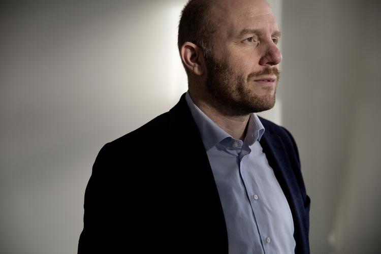 Akademikerliv. Det kan være stressende ikke at have et fast arbejde, hvis man ikke selv har valgt det, siger den ny formand for Akademikerne Lars Qvistgaard, der spår at flere fremover vil være midlertidigt ansat. 