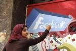 Revolution. En studerende maler Facebooks logo til minde om den rolle det sociale netværk spillede for mange oprørere i revolutionen, der førte til den tidligere præsident Hosni Mubaraks fald. 