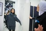 praktisk. Bilka i Fields har siden oktober haft flere flygtninge i et kombineret forløb med danskundervisning og praktik. Rehab Zakaraia (med tørklæde) og Mariam Ahmad Othman er begge fra Syrien. 