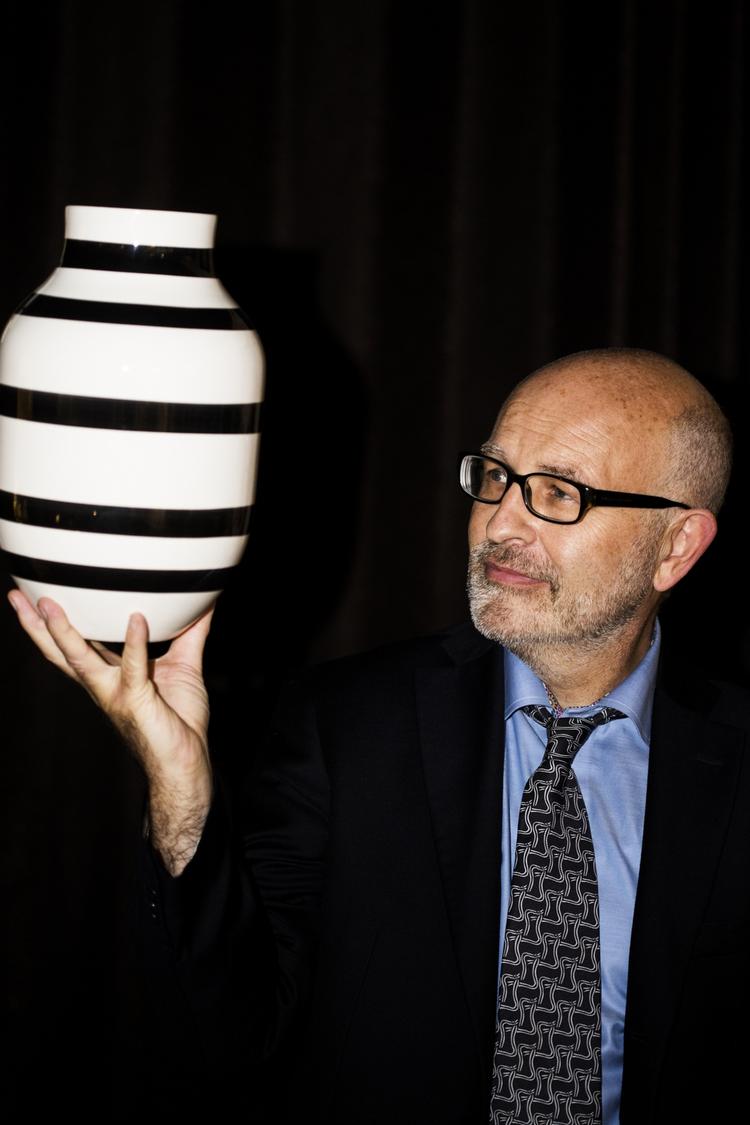 STRIBET.  Arkitekten Frantz Longhi købte Kähler i 2008, hvorefter virksomheden lancerede blandt andet vasen 'Omaggio', som trækker på referencer til den originale Kähler-keramik. Foto: Kähler Design. 