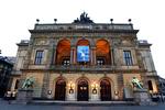 DetKongelige. Det Kgl. Teater har afvist erstatningskravet fra David Rendall, men understreger samtidig, at teatret er forfærdeligt ked af, at ulykken i 2005 har haft så alvorlige konsekvenser for den britiske tenor. 