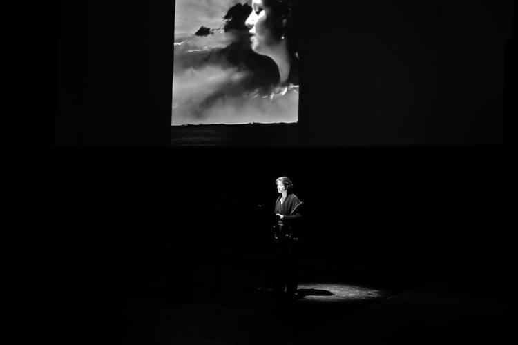 LYS/SKYGGE. Njord Biannalen havde fokus på klangfarver og nuancer alle fem dage i festivalen. Her ses sopranen Else Torp fra Theatre of Voices, Den Sorte Diamant. 