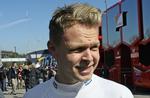 SPÆNDT. Da kevin Magnussen senest kørte formel 1, var der smil på læben, og det kan formentlig snart vende tilbage. 