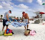 Ferie. To danskere har fundet et stykke på stranden, Clearwater Beach i Florida, der for nogle timer er deres. 