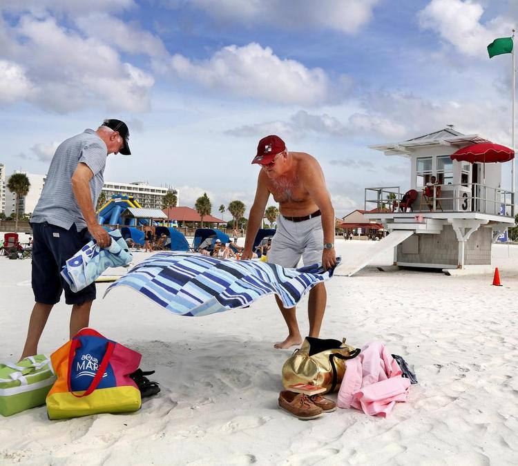 Ferie. To danskere har fundet et stykke på stranden, Clearwater Beach i Florida, der for nogle timer er deres. 