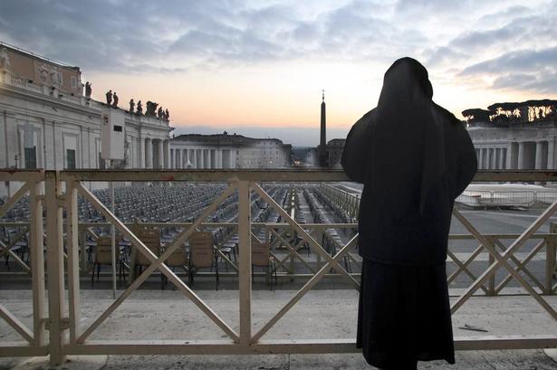 MORGEN. En nonne afventer, at gitterporten til Peterskirken bliver åbnet præcist kl. 07.00. 