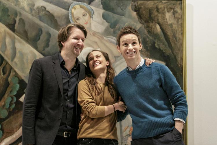 DANISH. Eddie Redmayne (t.h.) er Einar, der bliver omopereret til Lili i »en af århundredets helt store kærlighedshistorier«, 'The Danish Girl'. Tom Hooper (t.v.) instruerer, og Alicia Vikander spiller Einars kone Gerda, og det var hende, der i virkelighedens København for snart 100 år siden malede bl.a. billedet bag trioen. 