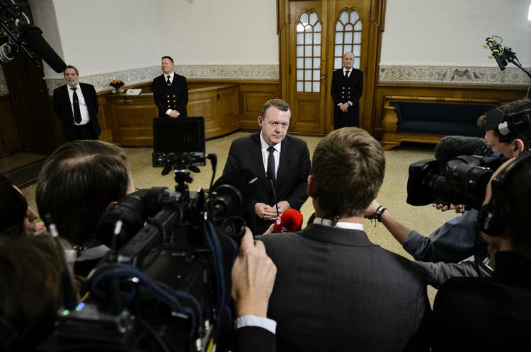 Sprog. Flygtninge skal i arbejde, og så må de lære dansk etferhånden, lyder udmeldingen fra statsministeren onsdag. 