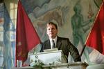 Rød. Den unge socialdemokrat Palle From (Anders W. Berthelsen) var en af de fire hovedpersoner i 'Krøniken' - og en stor fan af Jens Otto Krag. Men det gør ikke serien til et politisk projekt, mener forfatteren Stig Thorsboe. Foto: DR 