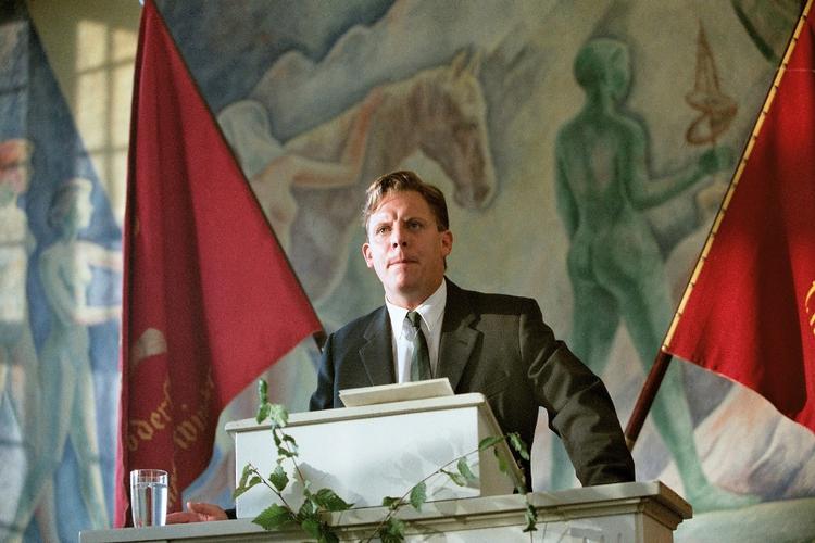 Rød. Den unge socialdemokrat Palle From (Anders W. Berthelsen) var en af de fire hovedpersoner i 'Krøniken' - og en stor fan af Jens Otto Krag. Men det gør ikke serien til et politisk projekt, mener forfatteren Stig Thorsboe. Foto: DR 